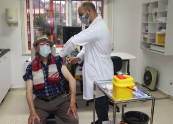 Comienza la vacunación simultánea de la Covid-19 y la gripe en Vigo