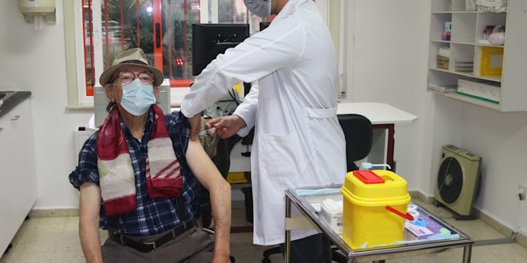 Comienza la vacunación simultánea de la Covid-19 y la gripe en Vigo