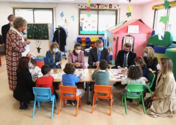 Los reyes de España vuelven a la escuela en Tui para aprender radio, cocina y yoga