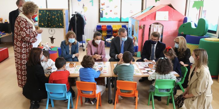 Los reyes de España vuelven a la escuela en Tui para aprender radio, cocina y yoga