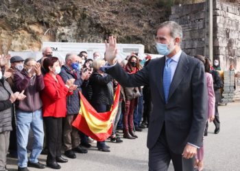 Los reyes de España vuelven a la escuela en Tui para aprender radio, cocina y yoga