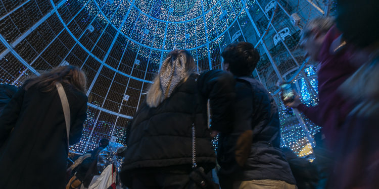 La Navidad de Vigo crea una ruta entre el Vialia y el árbol gigante, que sumará una canción