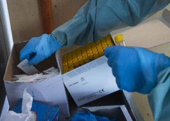 Galicia someterá a cribados de Covid-19 al personal hospitalario no vacunado