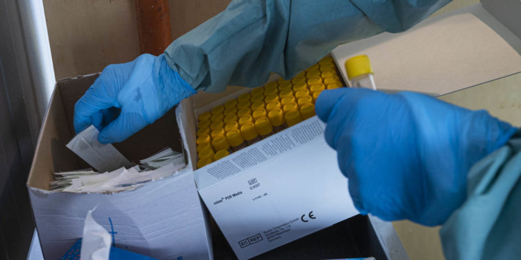 Galicia someterá a cribados de Covid-19 al personal hospitalario no vacunado