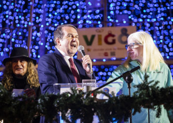 Vigo enciende una Navidad con ambición «internacional» y meta «espacial» El alcalde, Abel Caballero, y la triatleta Susana Rodríguez Gacio encienden las fiestas navideñas de la ciudad: "Llegan mucho más allá, incluida la Estación Espacial Internacional"
