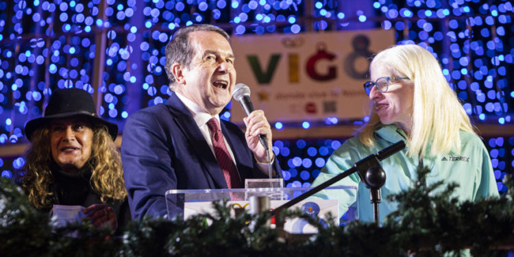 Vigo enciende una Navidad con ambición «internacional» y meta «espacial» El alcalde, Abel Caballero, y la triatleta Susana Rodríguez Gacio encienden las fiestas navideñas de la ciudad: "Llegan mucho más allá, incluida la Estación Espacial Internacional"