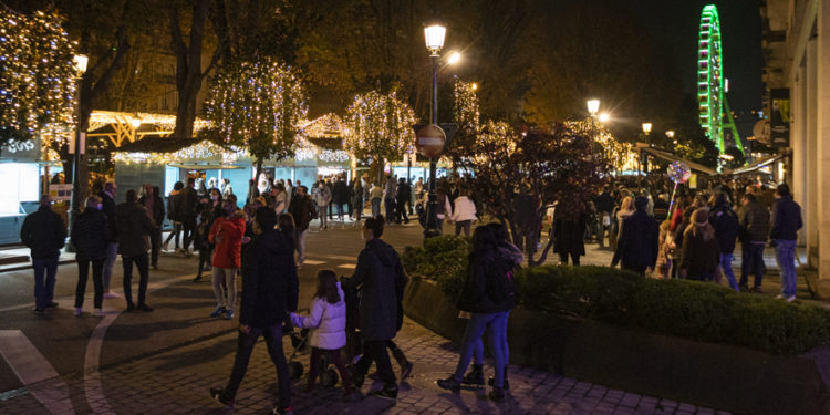 Vigo enciende una Navidad con ambición «internacional» y meta «espacial» El alcalde, Abel Caballero, y la triatleta Susana Rodríguez Gacio encienden las fiestas navideñas de la ciudad: "Llegan mucho más allá, incluida la Estación Espacial Internacional"