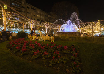 Vigo enciende una Navidad con ambición «internacional» y meta «espacial» El alcalde, Abel Caballero, y la triatleta Susana Rodríguez Gacio encienden las fiestas navideñas de la ciudad: "Llegan mucho más allá, incluida la Estación Espacial Internacional"