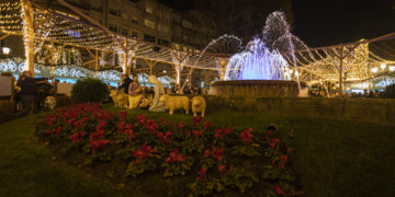 Vigo enciende una Navidad con ambición «internacional» y meta «espacial» El alcalde, Abel Caballero, y la triatleta Susana Rodríguez Gacio encienden las fiestas navideñas de la ciudad: "Llegan mucho más allá, incluida la Estación Espacial Internacional"