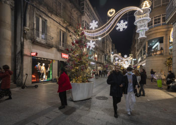 Vigo enciende una Navidad con ambición «internacional» y meta «espacial» El alcalde, Abel Caballero, y la triatleta Susana Rodríguez Gacio encienden las fiestas navideñas de la ciudad: "Llegan mucho más allá, incluida la Estación Espacial Internacional"