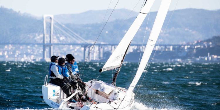 Gonzalo Araújo impone su ritmo en la ría de Vigo