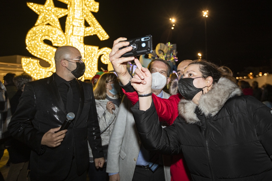 Ya es Navidad también en Vialia Vigo: así fue el encendido Cuenta atrás, atracciones, espectáculo musical, baile y también discursos. No faltó de nada para poner en marcha el alumbrado del complejo