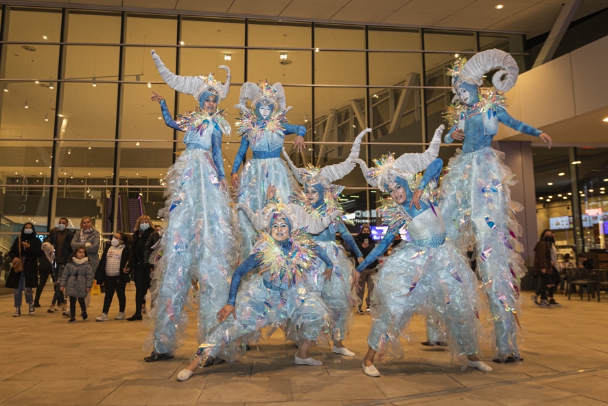 Ya es Navidad también en Vialia Vigo: así fue el encendido Cuenta atrás, atracciones, espectáculo musical, baile y también discursos. No faltó de nada para poner en marcha el alumbrado del complejo