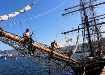El barco con más artes y oficios amarra en Vigo