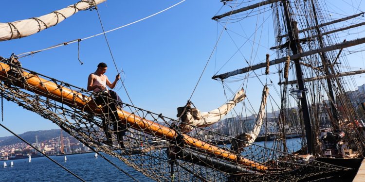El barco con más artes y oficios amarra en Vigo