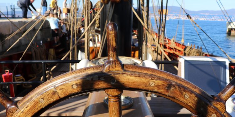 El barco con más artes y oficios amarra en Vigo