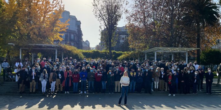 Marta Fernández-Tapias se rodea de militantes para hacer oficial su candidatura al PP de Vigo