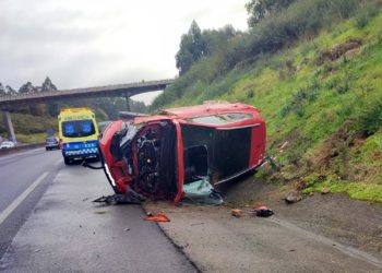 Un conductor resulta ileso tras volcar su coche en Vigo