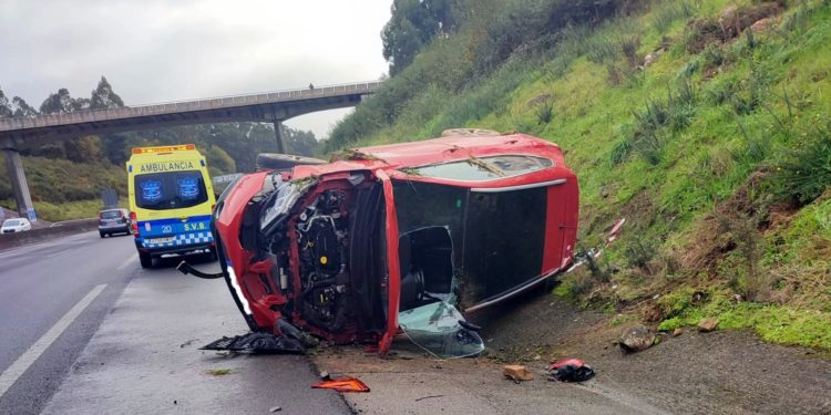 Un conductor resulta ileso tras volcar su coche en Vigo
