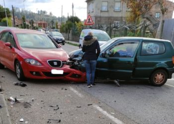 Dos heridos en una colisión entre dos vehículos en A Garrida