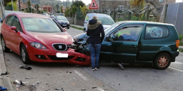 Dos heridos en una colisión entre dos vehículos en A Garrida