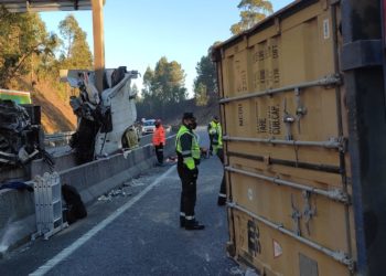 Muere un conductor en Tui al volcar su camión y el contenedor que transportaba corta la autovía