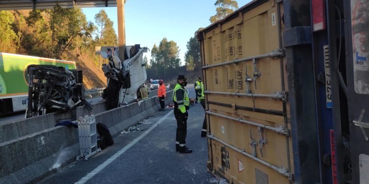 Muere un conductor en Tui al volcar su camión y el contenedor que transportaba corta la autovía
