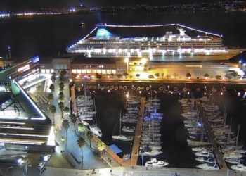 900 pasajeros del «Artania» amanecerán de forma inesperada en plena Navidad de Vigo