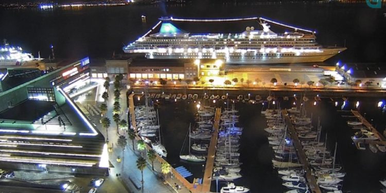 900 pasajeros del «Artania» amanecerán de forma inesperada en plena Navidad de Vigo