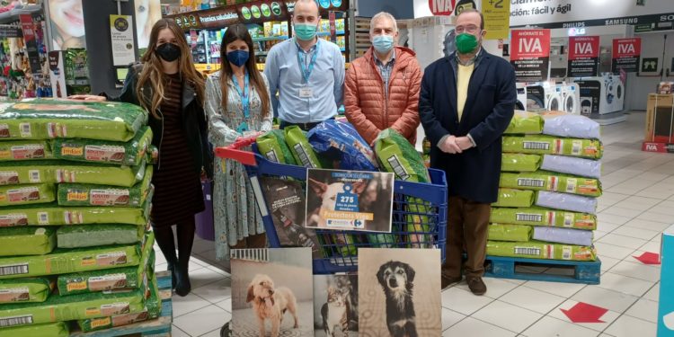 Seis protectoras de animales locales reciben 1.650 kilos de pienso solidario