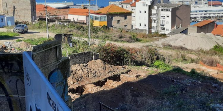 Arqueólogos documentan casas del s. XIX en el Barrio do Cura: «Ni castros ni salinas romanas, ¡ya nos gustaría!»