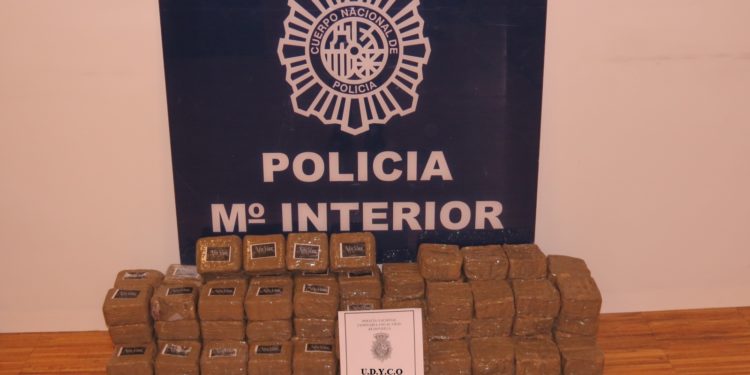 La Policía Nacional de Vigo detiene a un militar retirado que transportaba 65 kilos de hachís