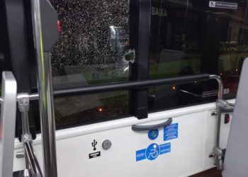 Vitrasa denuncia el ataque contra un autobús en servicio y pide poner fin a este «conflicto desproporcionado»