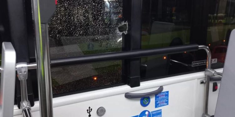 Vitrasa denuncia el ataque contra un autobús en servicio y pide poner fin a este «conflicto desproporcionado»