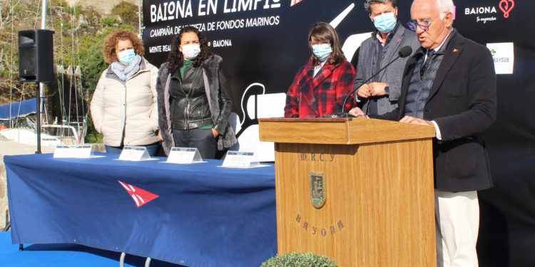 Un kilo de comida por cada kilo de basura extraído de los fondos marinos de Baiona