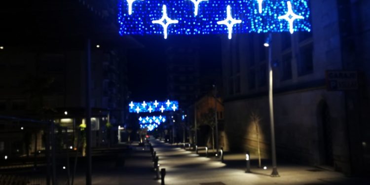 Pruebas de luz en el centro de Vigo para el encendido de la iluminación de Navidad
