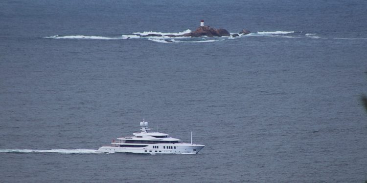 Vigo recibe al «Synthesis», el megayate del fundador de PokerStars