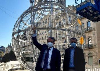 El muñeco de la Navidad de Vigo crece hasta los 13 metros y cambia de ubicación