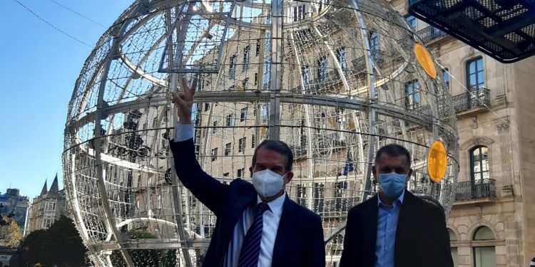 El muñeco de la Navidad de Vigo crece hasta los 13 metros y cambia de ubicación