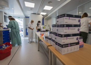 Sanidade convoca a 8.000 personas en Vigo para una PCR y ya cita a vacunados con Janssen