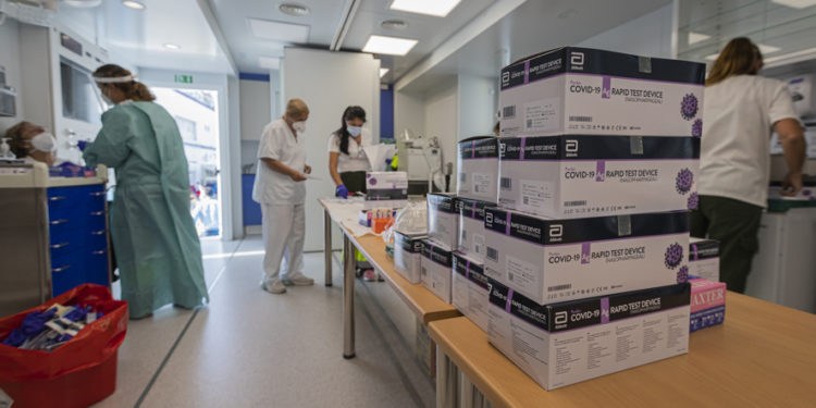 Sanidade convoca a 8.000 personas en Vigo para una PCR y ya cita a vacunados con Janssen