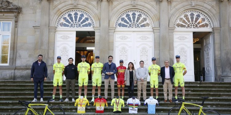 Recepción ao Club Ciclista Rías Baixas  tras proclamarse campión na elite española