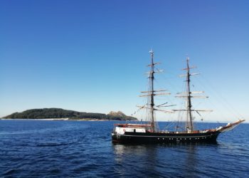 Un bergantín con nombre de ilustre explorador en la ría de Vigo