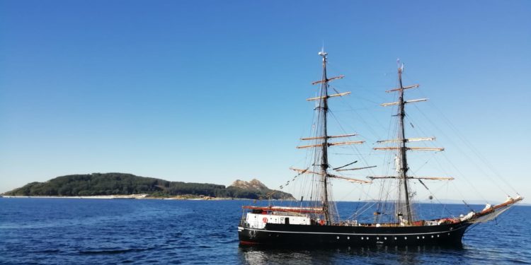 Un bergantín con nombre de ilustre explorador en la ría de Vigo