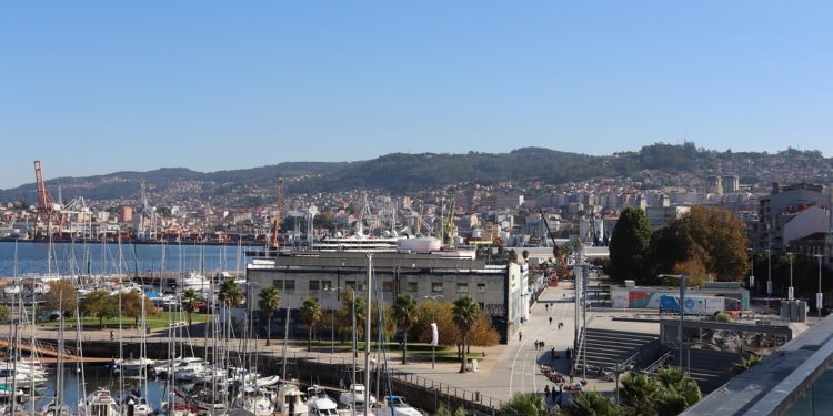 El área sanitaria de Vigo reduce de nuevo los casos activos; Ourense y A Coruña, al alza