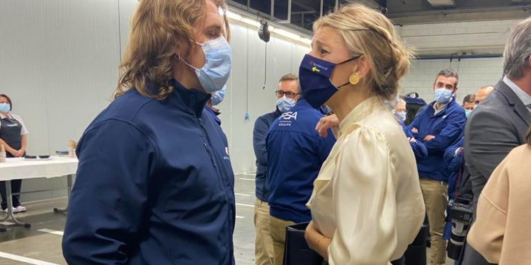 Yolanda Díaz recibe el informe de un sindicato sobre la situación «real» de los empleados en Stellantis Vigo