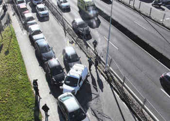 Una furgoneta se lleva por delante la valla de la Avenida de Madrid e invade el carril lateral