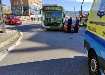 Diez heridos en Vigo, cuatro menores, en una colisión entre un autobús y un coche