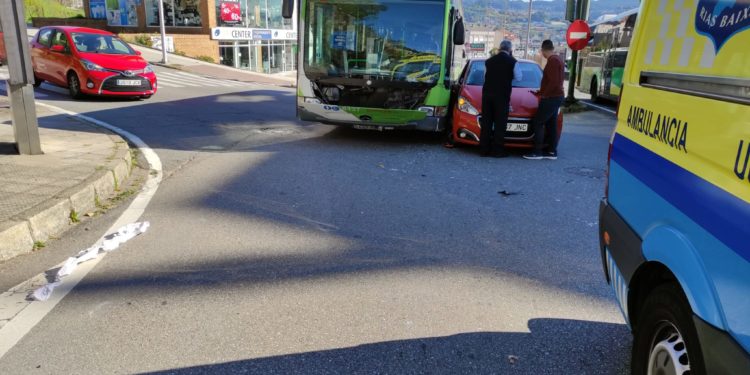 Diez heridos en Vigo, cuatro menores, en una colisión entre un autobús y un coche