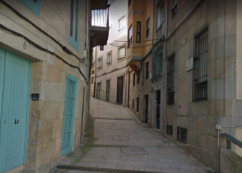 Un incendio en el Casco Vello de Vigo obliga a trasladar al hospital a una mujer y dos niños